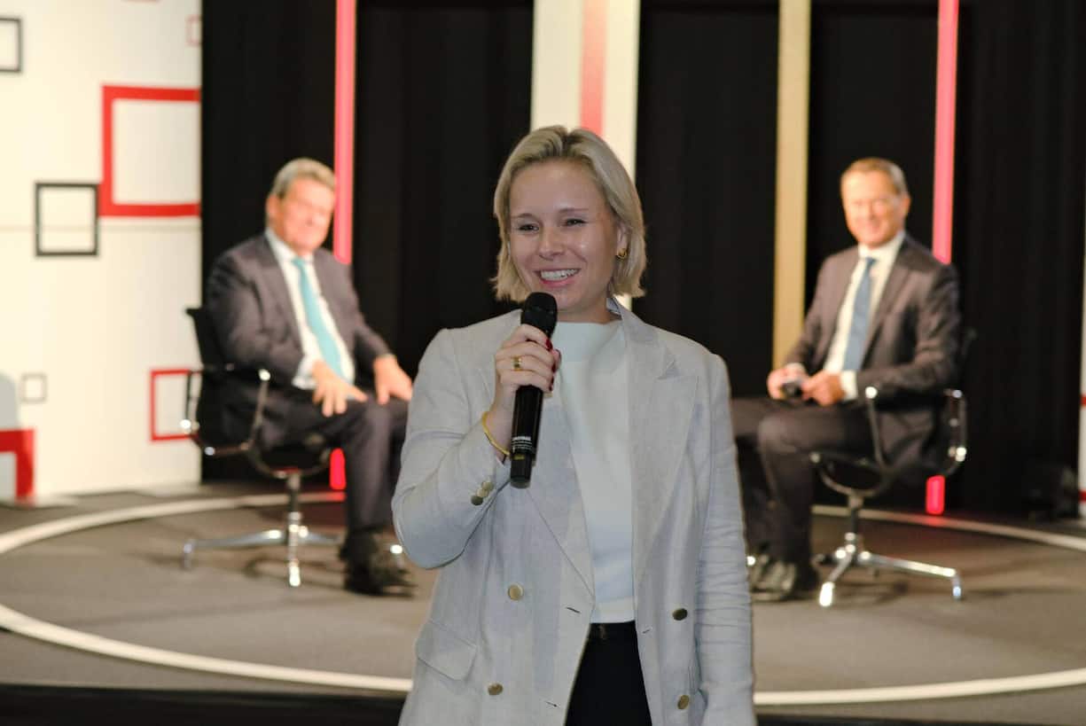 Ladina Heimgartner begrüsst zum Talk; hinten Colm Kelleher, UBS; Dirk Schütz, Bilanz.