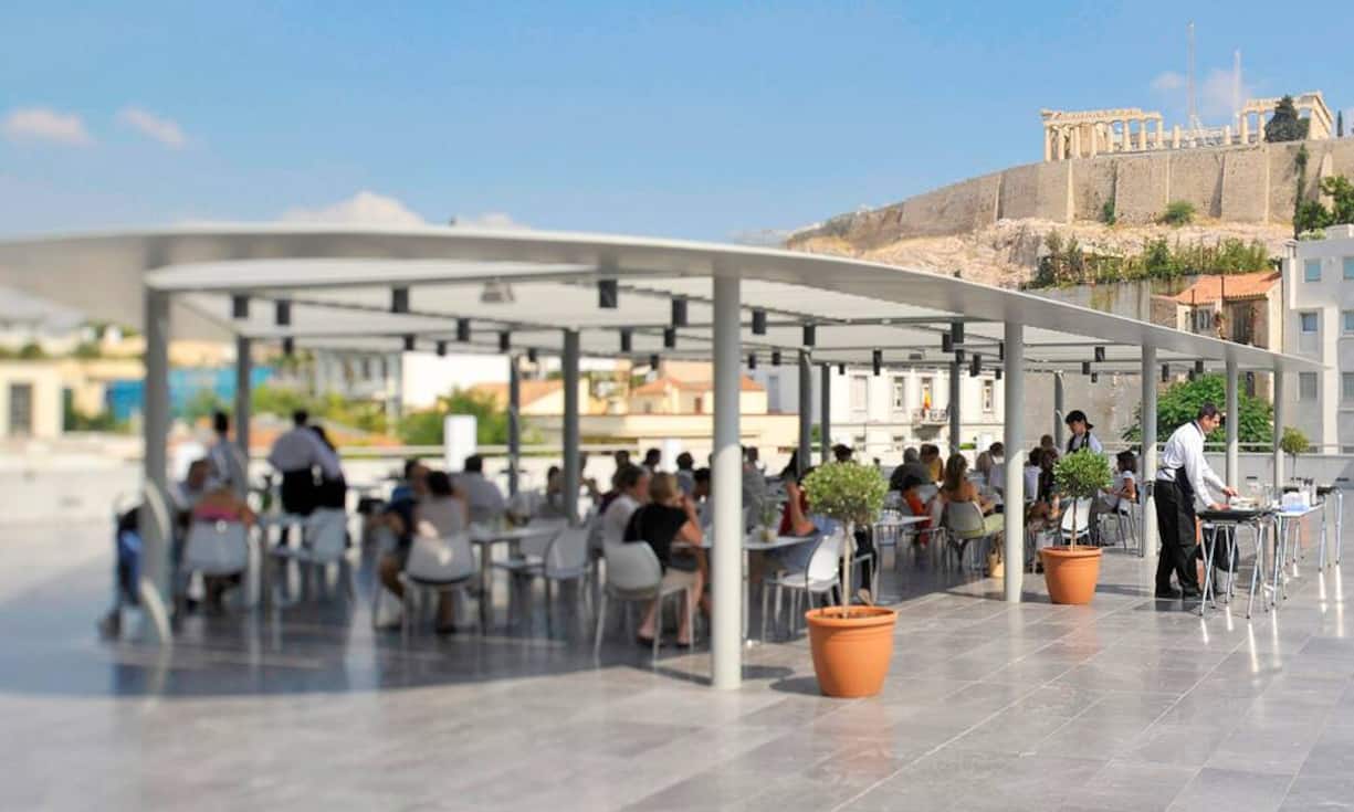 Geradezu erwartet wird Trinkgeld in griechischen Urlaubsgebieten. Im Restaurant sind 10 Prozent üblich, in einfachen Tavernen oder im Taxi genügt Aufrunden. Wer sich beim Zimmerpersonal besonders bedanken möchte, überreicht sein finanzielles Dankeschön am Abreisetag persönlich.