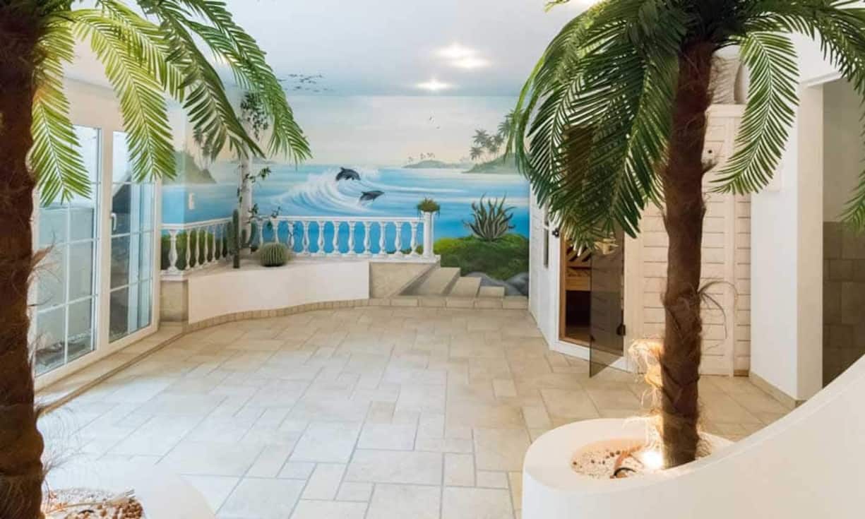 Auch innerhalb des Hauses findet sich eine kleine Wellness-Oase mit Sauna, Solarium und Dusche.