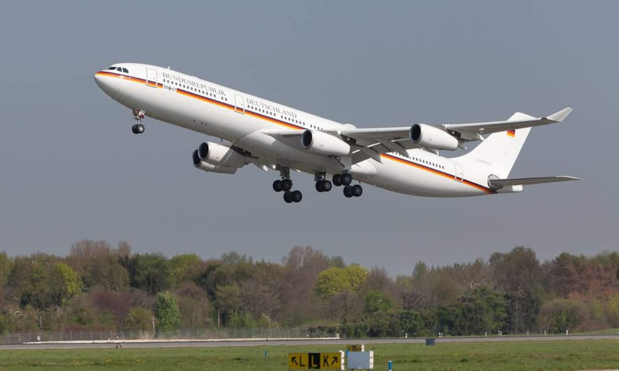 Bei Lufthansa Technik in Hamburg wurden die beiden Airbus A 340 aufwendig zur «Theodor Heuss» und «Konrad Adenauer» für den deutschen Bundespräsidenten und die Bundeskanzlerin umgebaut.Lufthansa Technik