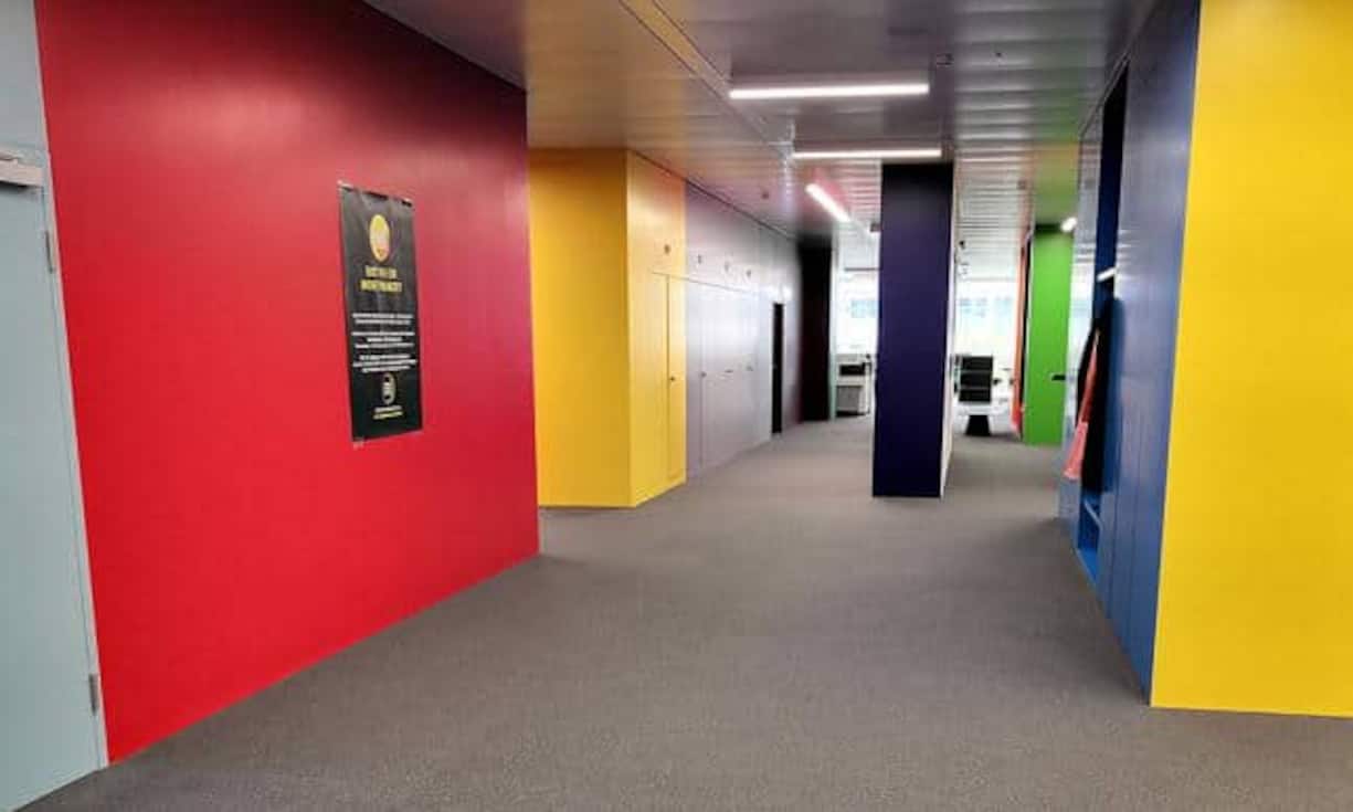 Während Apple beim Porträtmodus klar vorne liegt, können sich die Aufnahmen vom Huawei Mate 10 Pro bei anderen Motiven sehen lassen  Bei der Innenraumaufnahme bildet das Huawei-Gerät die Farben brillanter ab...