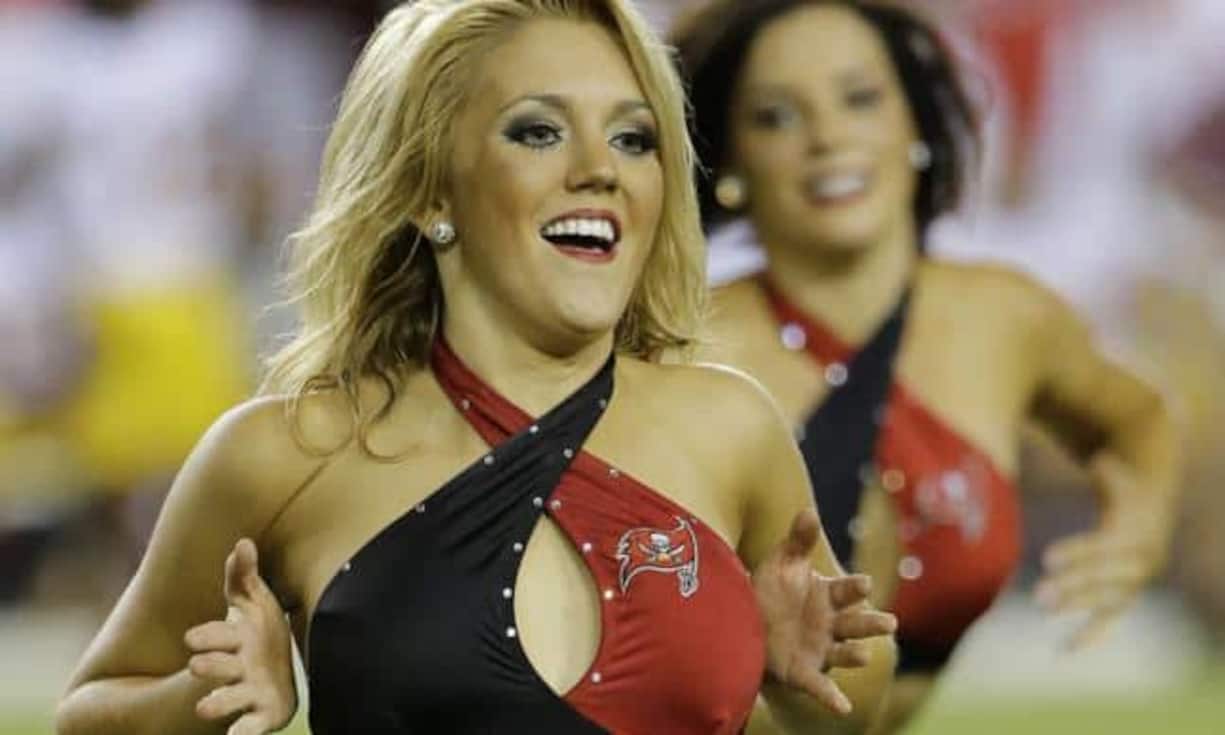... und die Tampa Bay Buccaneers ihren Cheerleaders Löhne nachzahlen.