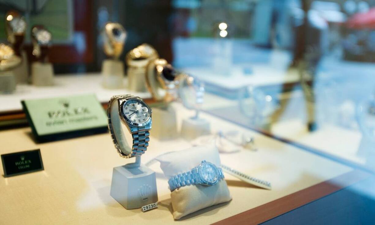 Rang 3: Rolex (7,4 Milliarden Franken)Rolex hat Konkurrenz bekommen: Apple ist mit der Apple Watch in weniger als einem Jahr zum zweitgrössten Uhrenanbieter aufgestiegen. Und über 60 Prozent der chinesischen Uhrenbesitzer wollen als Nächstes eine Smartwatch kaufen. Echte Uhrenliebhaber nehmen Apple aber nicht als Konkurrent wahr: Rolex steht für Status, Zuverlässigkeit, Wertbeständigkeit und Unvergänglichkeit. Sie ist und bleibt die Uhrenmarke schlechthin.