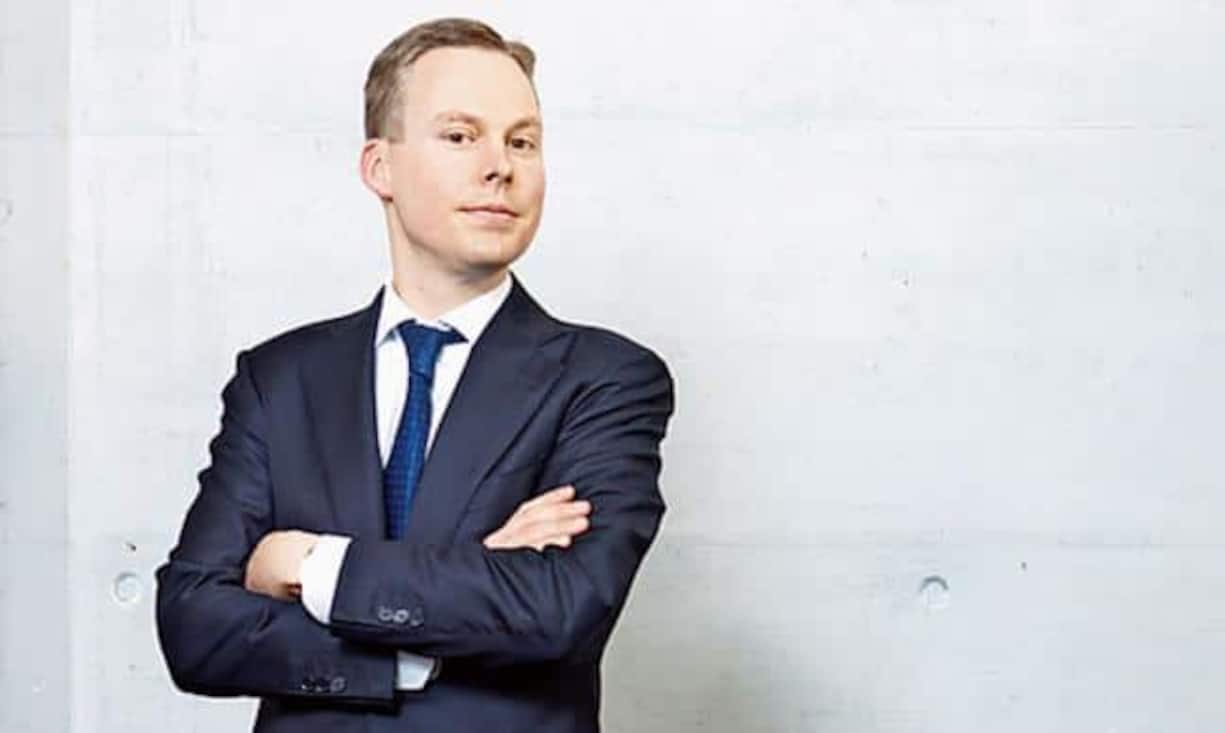 Jan Schoch:Zusammen mit drei Partner hat Jan Schoch 2007 das Derivatehaus Leonteq gegründet. Sein Anteil an Leonteq von 6,5 Prozent ist heute über 150 Millionen Franken wert. Bei modernen Finanzprodukten ein Trendsetter, setzt Schoch in der Kommunikation auf eher althergebrachte Mittel, so sitzt auf seinem Schreibtisch kein Computer und auch seine E-Mail-Adresse hat er abgeschafft.