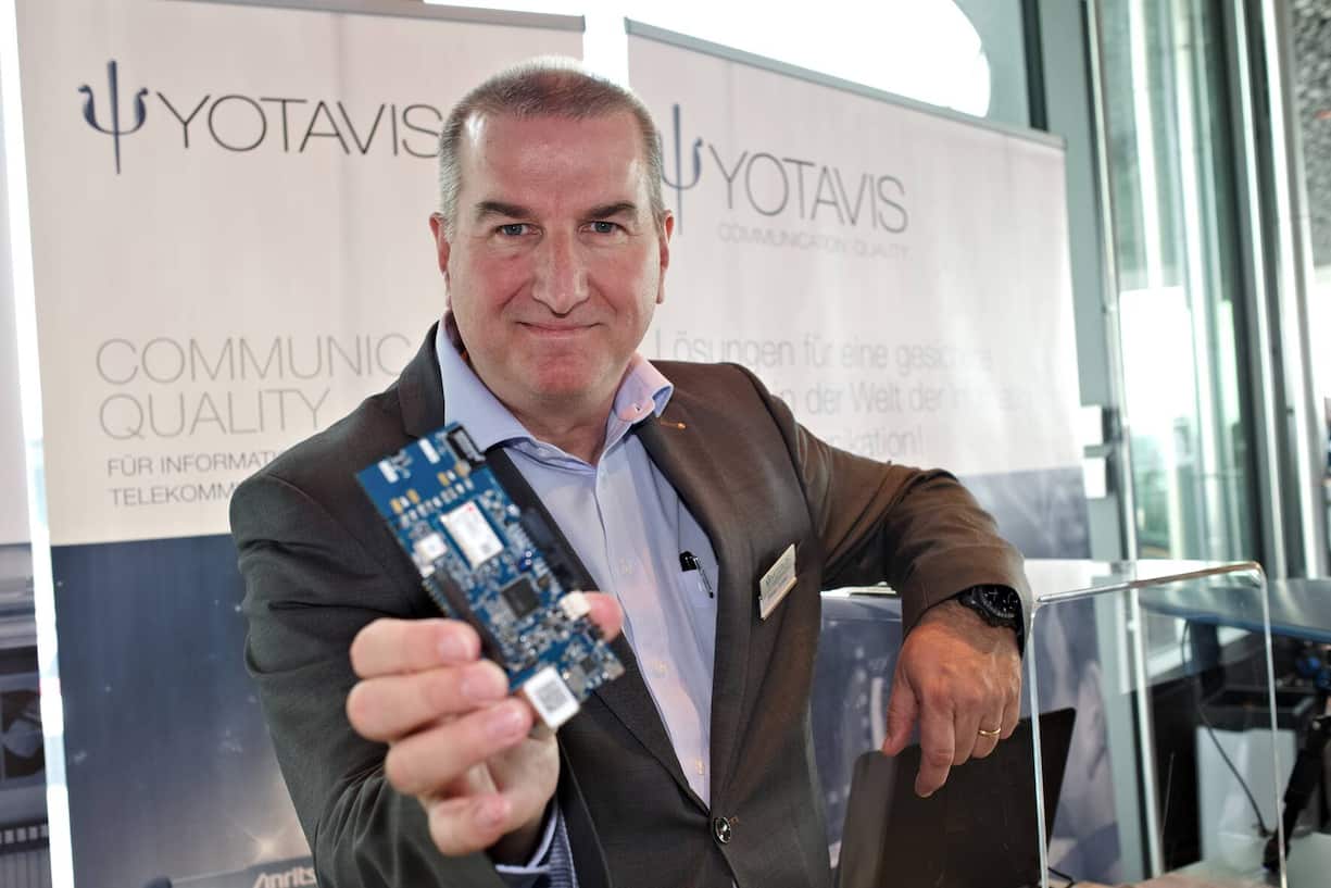 Stefan Junker, CEO, YOTAVIS AG mit einem Computer zur Simulation von mobile-Netzwerken