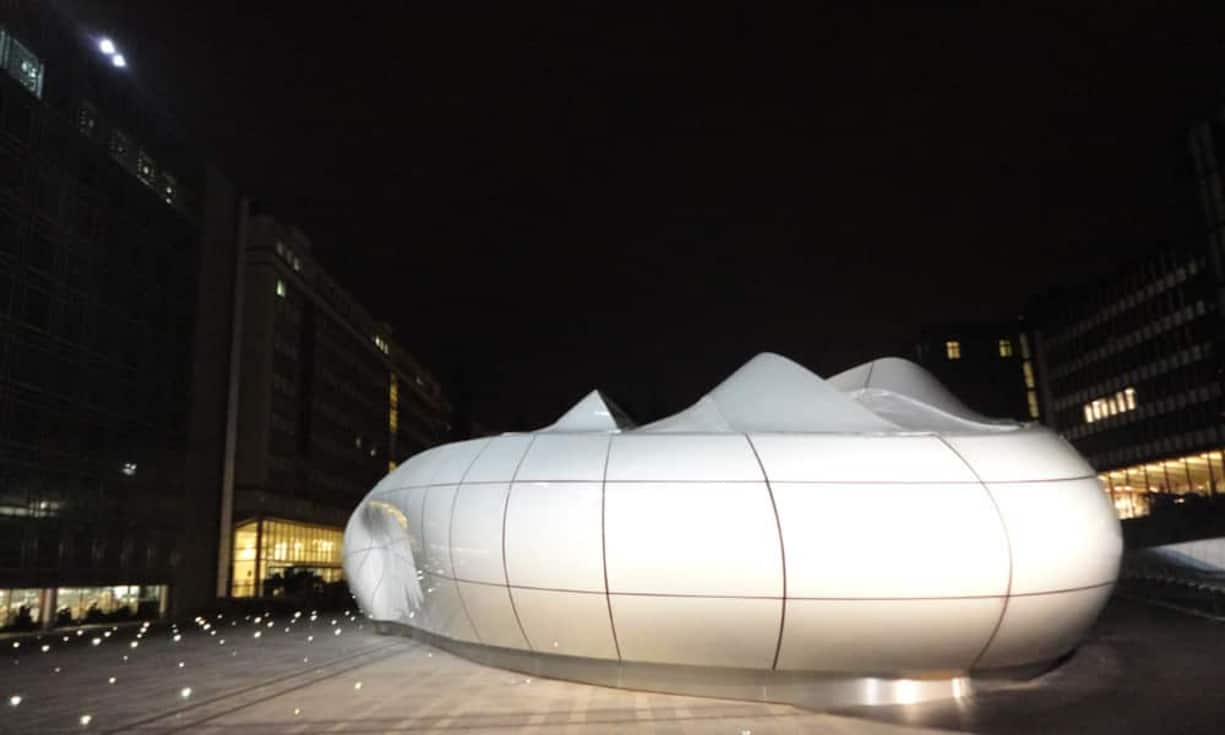 Bekannt war Hadid nicht nur für ihre dauerhaften Gebäude. Sie war auch im Bereich Design tätig und realisierte unter anderem Möbelentwürfe, Inneneinrichtungen und Messepavillons, wie hier für Chanel.
NiaLDracula/CC