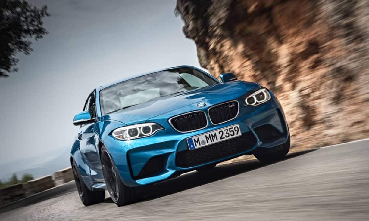 Moderne Raserei: BMW M2Der 4,47 Meter lange M2 markiert den zweitürigen Einstieg in die weiss-blaue Power-Liga - mit 370 Turbo-PS und bis zu 500 Nm. Statt Sechs-Gang-Schaltung gibt es wahlweise Doppelkupplung; der Spurt auf 100 km/h dauert 4,3 Sekunden. Die Vmax liegt bei elektronisch limitierten 250 km/h; gegen Aufpreis sind 270 Sachen drin, inklusive Fahrertraining. Optional gibt es Internet oder ein Go-Pro-Paket zum Aufzeichnen noch schnellerer Runden. Preis: ab 69'900 Franken.