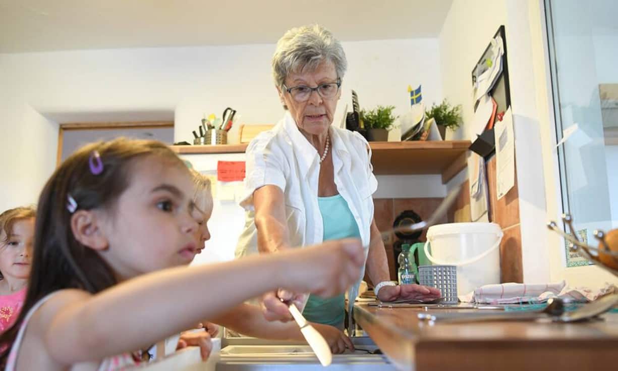 Die wichtigsten Elemente der Reform der Altersvorsorge:Das Frauenrentenalter wird ab 2018 schrittweise von 64 auf 65 Jahre erhöht. Im Jahr 2030 wird die AHV dadurch um 1,3 Milliarden Franken entlastet.