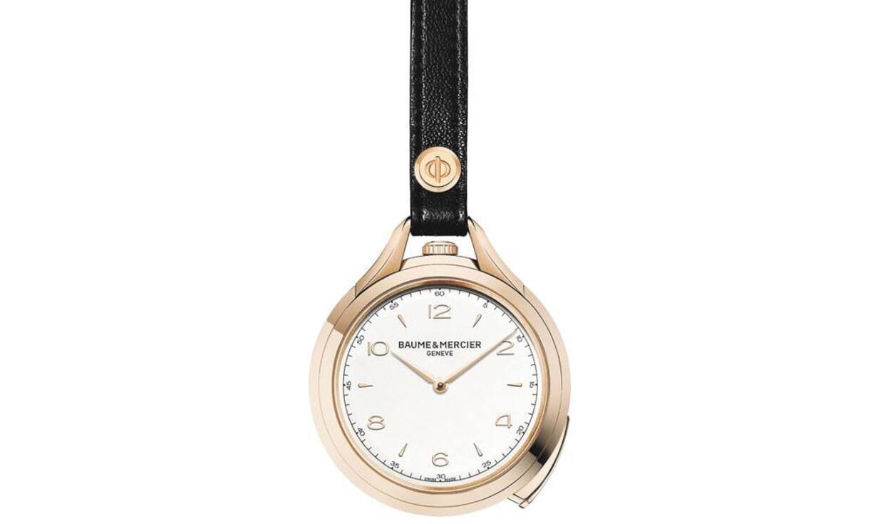 Baume & Mercier - Vermächtnis
Clifton 1830: Inspiriert von der Vielfalt der historischen Modelle, die die Genfer im 19. Jahrhundert fertigten, zeugt die Taschenuhr mit 5-Minuten-Repetition aus 18 Karat Rotgold von der Kompetenz der Marke in der Uhrmacherkunst. Ihr skelettiertes mechanisches Manufakturwerk mit Handaufzug macht sie zu einem zauberhaften Meisterwerk. 
Werk: Handaufzug Dubois-Depraz D73; Gehäuse: 18 Karat Rotgold, 79,53 Gramm schwer; Grösse: 50 mm