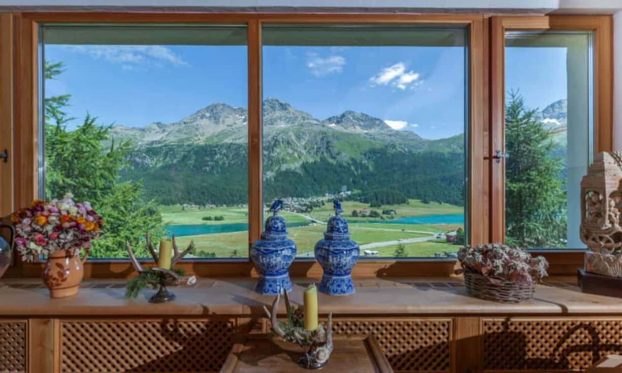 Das Haus befindet sich an guter Hanglage in Gehdistanz vom Ortszentrum von Silvaplana (ca. 3 - 5 Minuten).