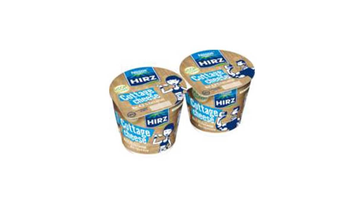 Auch in der Schweiz tricksen und mogeln Hersteller mit ihren Produkten. Jährlich verleiht deshalb der «Kassensturz» den Preis vom «Etikettenschwindel des Jahres». 2015 kam der Hüttenkäse von Hirz (Nestlé) zur zweifelhaften Ehre. Deren «High Protein Cottage Cheese» ist identisch mit dem «Hüttenkäse nature», aber deutlich teurer.Quelle: VZHH, Bilder: PR