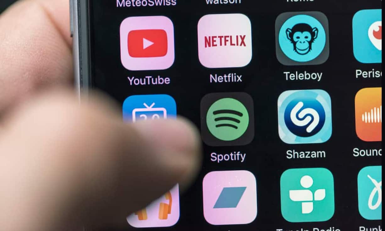 Spotify: Ei-Einfrieren und Hilfe bei künstlicher BefruchtungSpotify bietet seinen Angestellten nicht nur eine bezahlte Elternzeit sondern auch die Möglichkeit, den Kinderwunsch noch eine Weile aufzuschieben. Denn das Unternehmen zahlt es seinen Mitarbeiterinnen, wenn sie eines ihrer Eier einfrieren möchten. Auch bei künstlicher Befruchtung gibt es finanzielle Unterstützung.