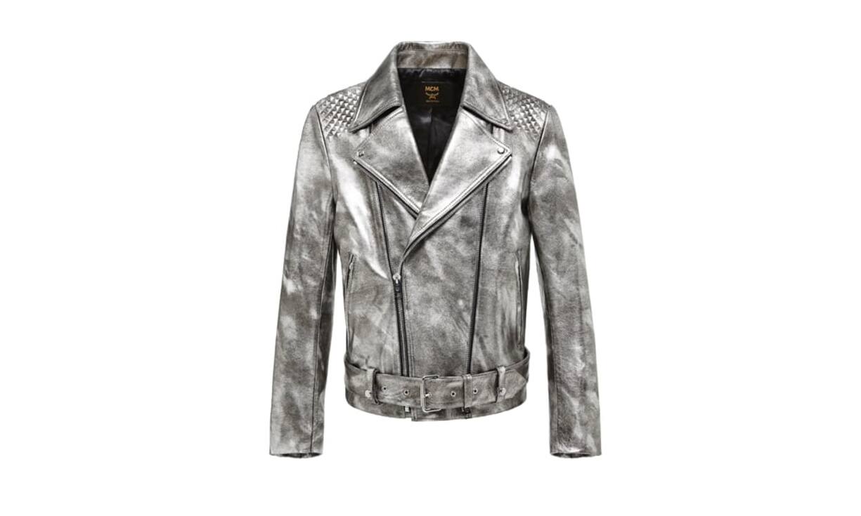 Glänzend: MCM Ein klares Fashion-Statement ist diese silberne Bikerjacke im Used-Look. Weitere Besonderheiten: der auffällige Kragen und die ins Leder eingearbeiteten Nieten an beiden Schultern. Bilder: PR