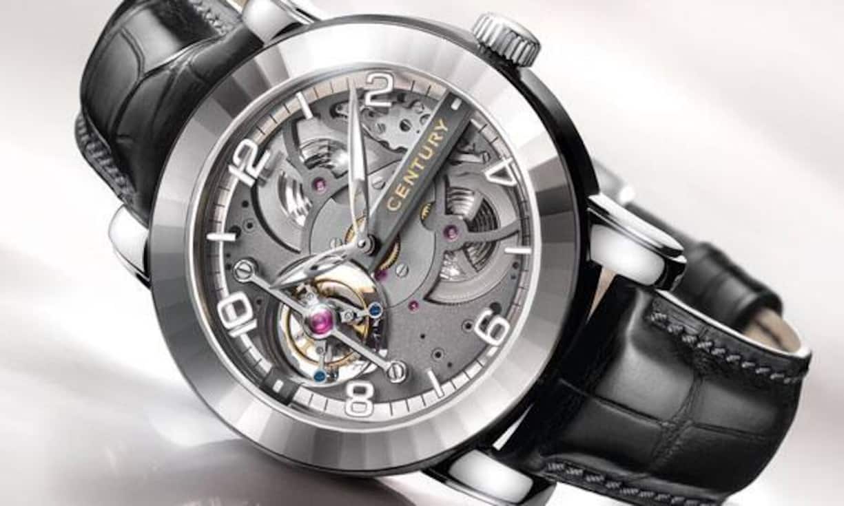 Jahrhundertidee: Century pflegt eine Nische, in der die Marke lange Zeit ein absolutes Monopol hielt: Die Bieler fertigen ihre Gehäuse aus Saphirglas. Es musste erst Richard Mille kommen, damit Century nicht mehr ganz allein das Feld beherrscht. Century tastet sich zunehmend auch bei den Herrenuhren vor. An der Baselworld lancieren sie die Century Elegance Tourbillon mit Platingehäuse und 120 Stunden Gangreserve. 82 500 Franken.