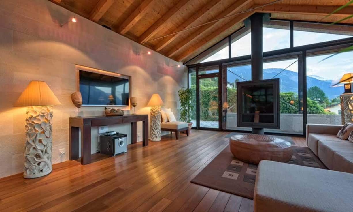 Die Villa ist in zwei Wohnebenen unterteilt: Im Orbegeschoss findet sich ein grosses Wohnzimmer mit hohen Fenstern, welche die ganze Fassade durchziehen.