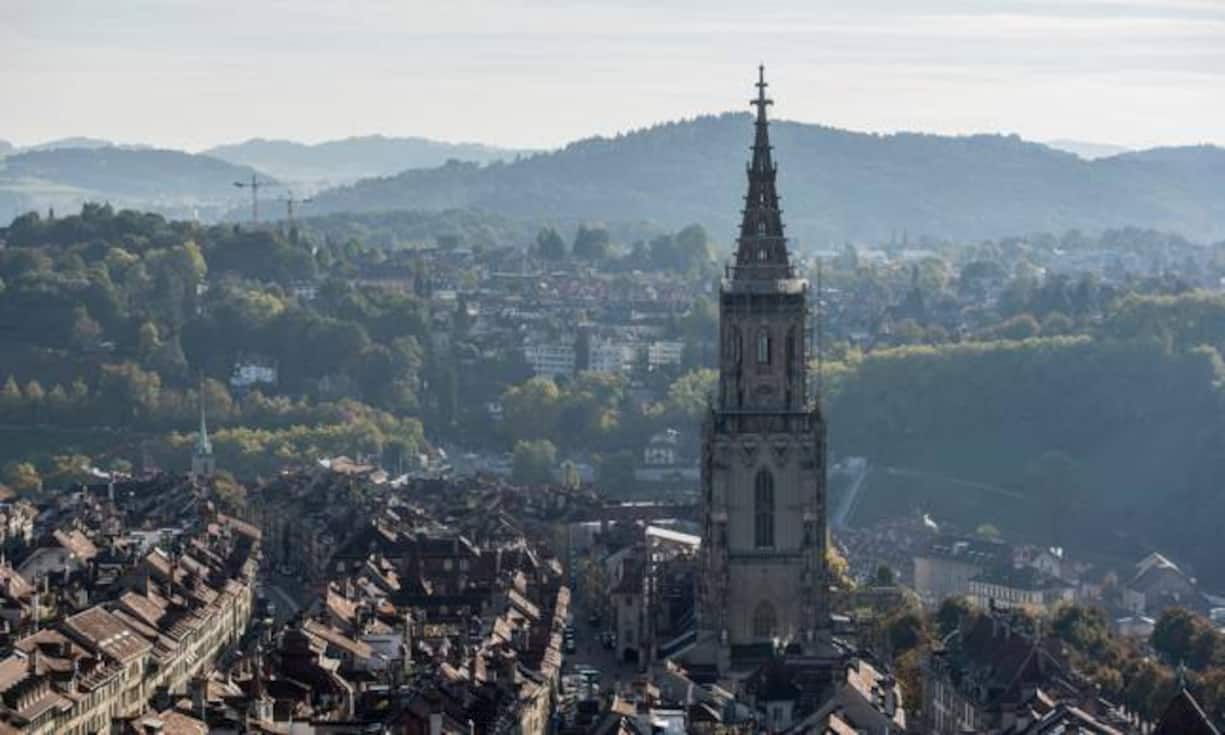 Am günstigsten fallen die Mieten in Bern aus (221 Franken/Quadratmeter pro Jahr).Weiter sparen können Unternehmen, wenn sie bereit sind, ihr Unternehmen ausserhalb des zentralen Geschäftsgebiets in der Innenstadt anzusiedeln.Bilder: Keystone / Quelle: Schweizer Immobilienmarkt 2016: Vertreibung aus dem Paradies