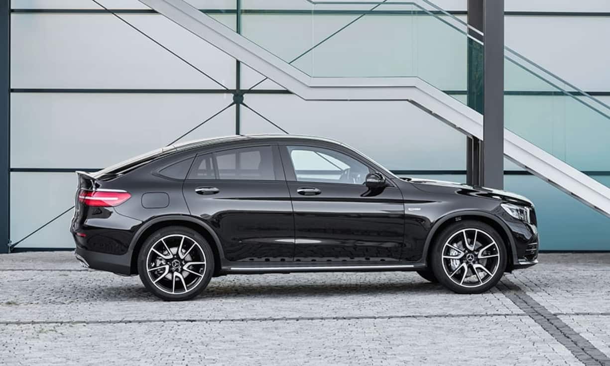 Die scheinbare Unart, aus SUV genannten Softroadern viertürige Coupés zu machen, bleibt nicht auf BMW beschränkt:  Da es offenbar immer mehr Abnehmer für solche Mutationen gibt, hat Mercedes 2015 ein GLE-Coupé aufgelegt, dem nun – nach gleicher Machart – das kürzere GLC-Coupé folgt. Dieses kostet mindestens 56'700 Franken, ist 4,73 Meter lang und sieht auf den ersten Blick erstaunlich stimmig aus. Einziges Zugeständnis gegenüber dem Standard-GLC ist ein kleinerer Kofferraum.