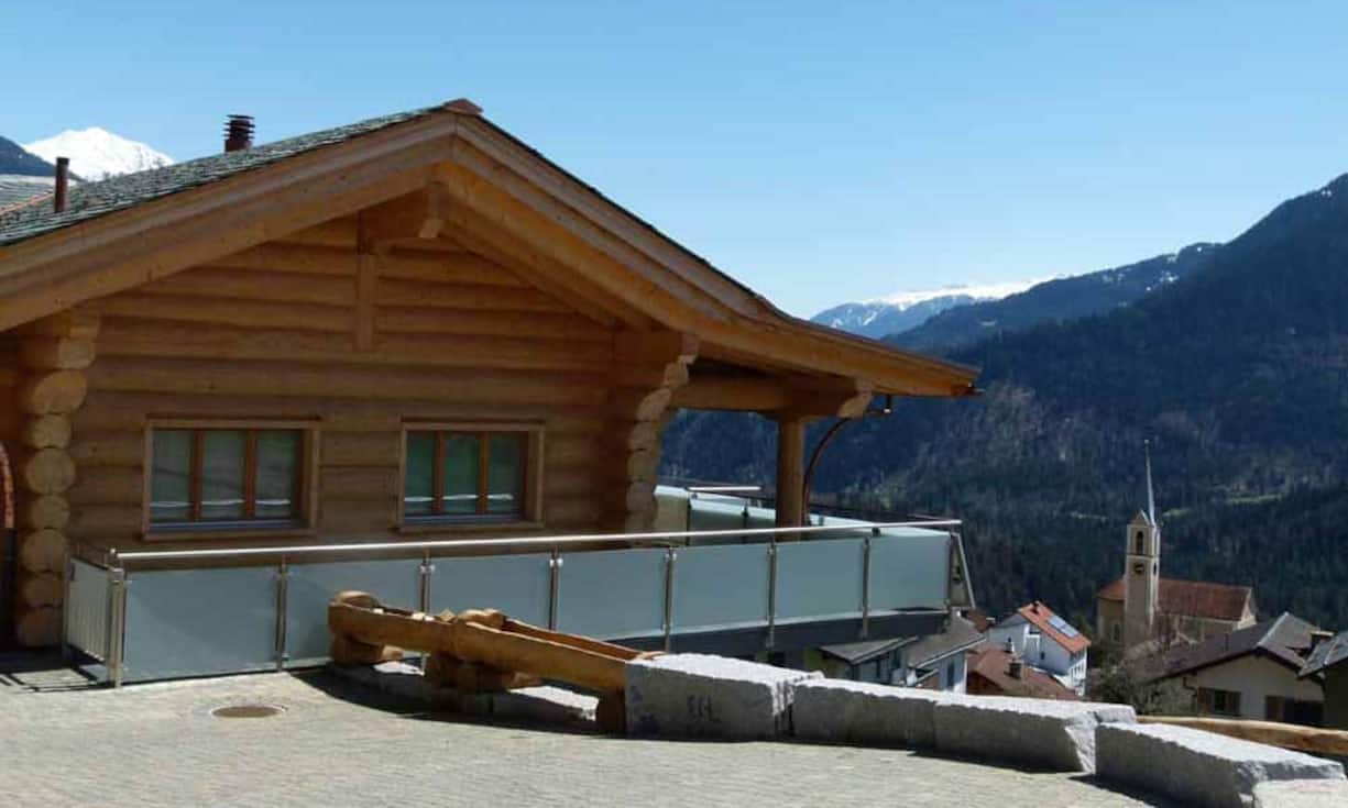 Die Lage bietet Aussicht über Weiden, in die Täler und hin zu Bündner Bergketten. In Kürze erreicht man die Skidestiantion Flims/Laax/Falera. Den Preis erfährt man auf Anfrage.
Quelle und Bilder: Engel & Völkers