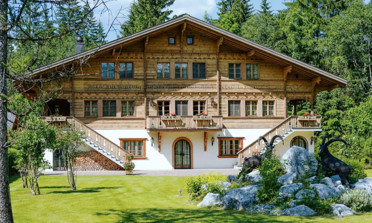 Das Chalet im Berner Oberland steht auf einer Gesamtfläche von 3'287 Quadratmetern und bietet viel Umschwung mit einem grossen Garten.