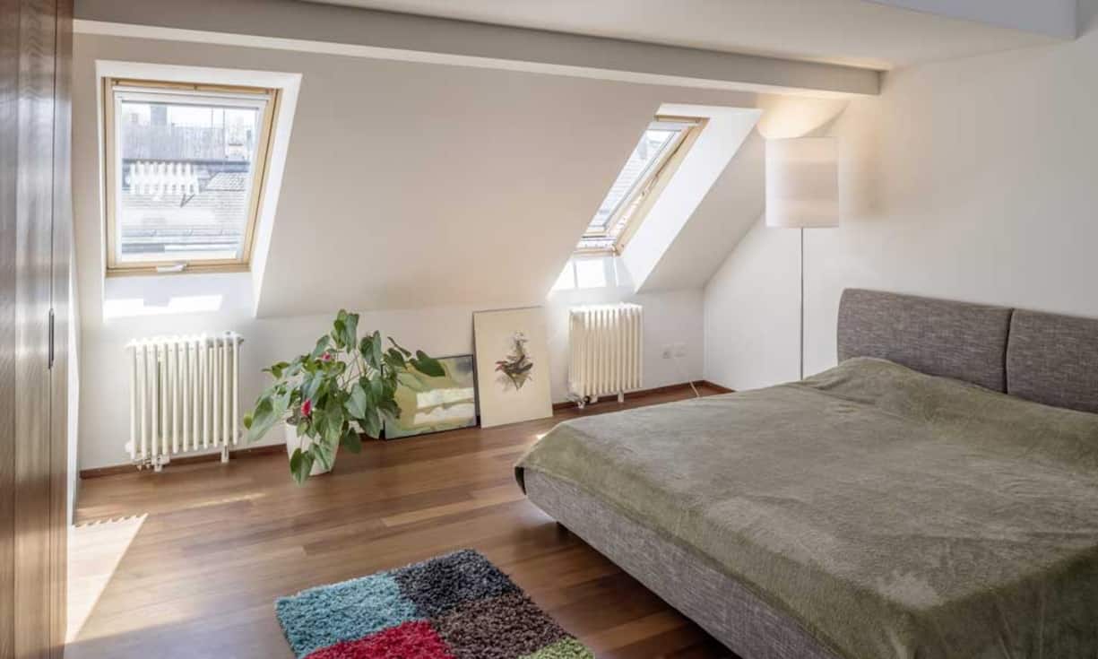 Zuhinterst befindet sich der Master-Bedroom mit ensuite Badezimmer.