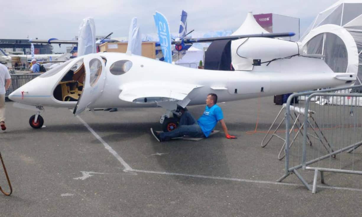 Das polnische Flugzeug Flaris LAR 01 wird nochmals gründlich durchgecheckt.