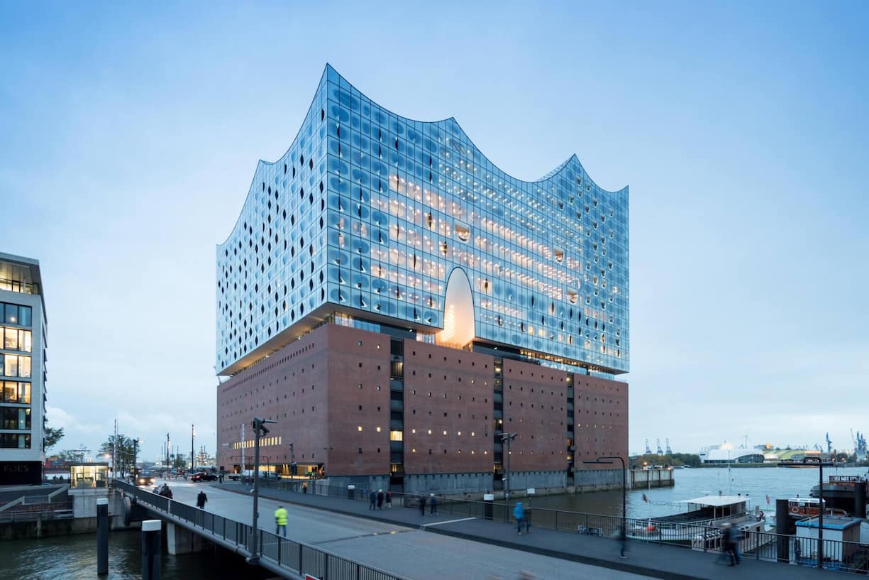 Elbphilharmonie Das auch Elphi genannte Konzerthaus im Hafen von Hamburg wurde 2017 eröffnet.