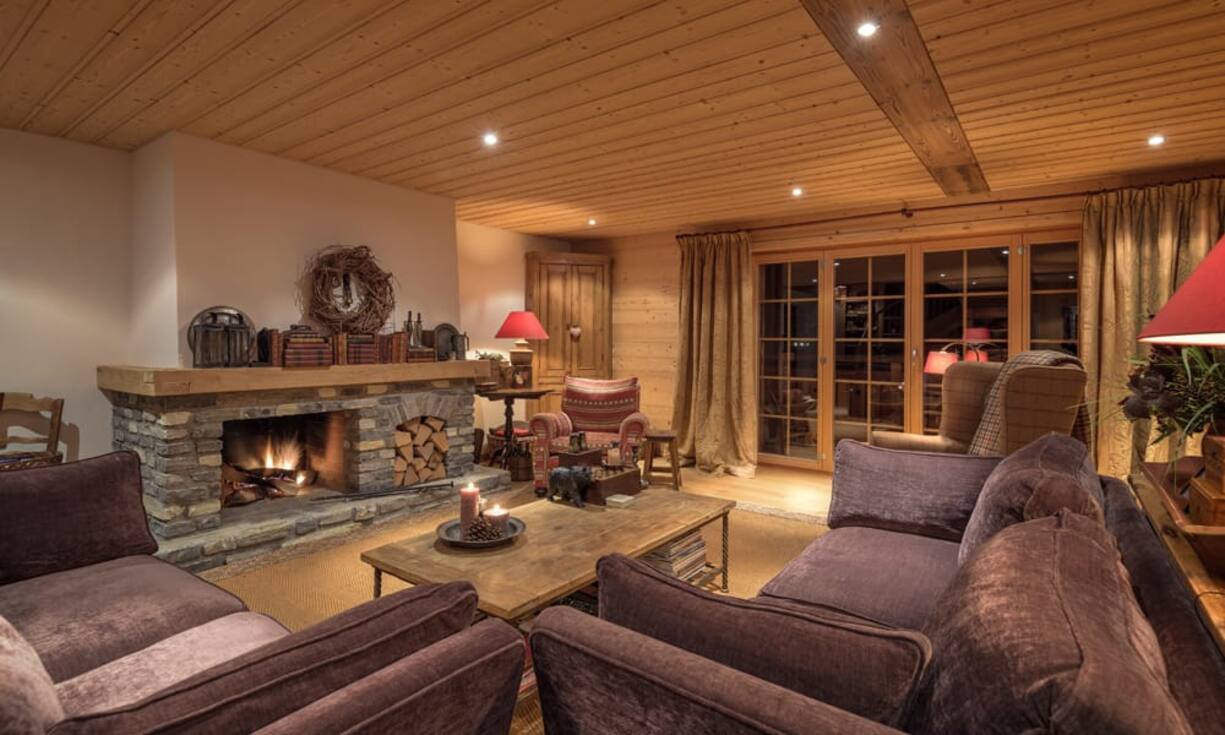 Das gemütliche Ambiente verdankt das Einfamilienhaus dem Bau mit typischen Walliser Materialien.