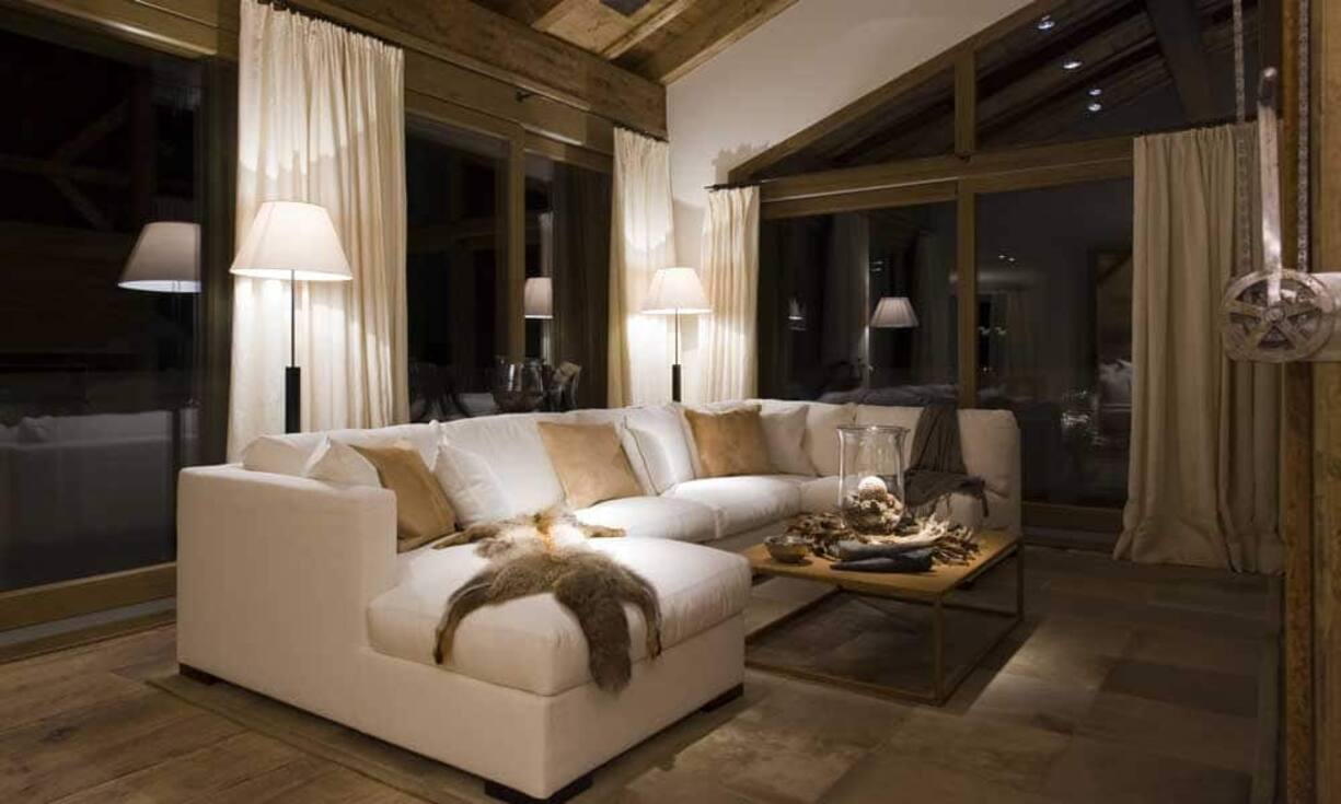 Die 4,5 Zimmer der Maisonettewohnung verteilen sich auf einer Wohnfläche von 155 Quadratmetern. Von der Tiefgarage aus gelangt man mit dem Lift direkt in die Wohnung.