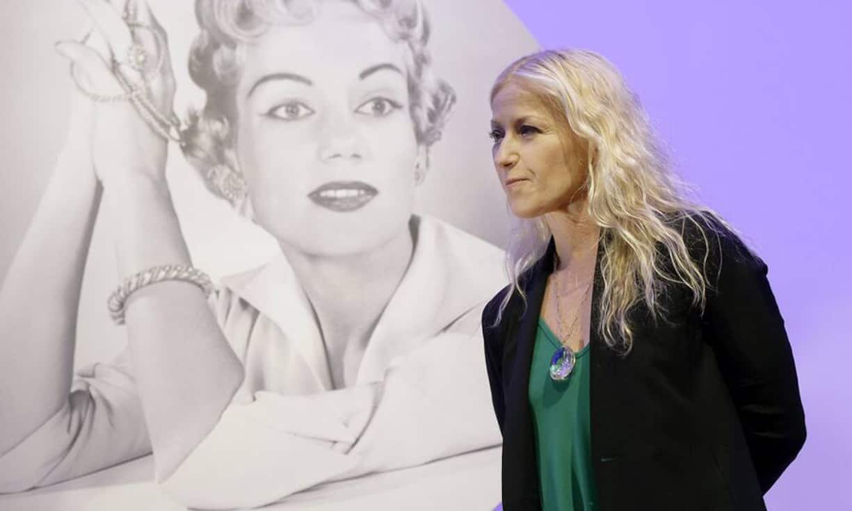 Cindy Sherman belegt im Kunstkompass den 5. Rang. Die US-amerikanische Künstlerin und Fotografin ist vor allem für ihre Fotoserien bekannt, in denen sie sich konzeptuell mit Fragen der Identität, Rollenbildern, Körperlichkeit und Sexualität beschäftigt.