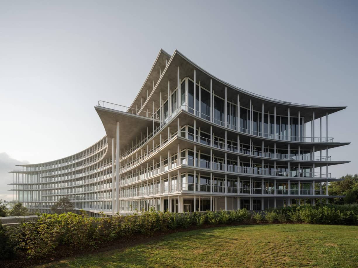 Lombard Odier eröffnete im September ihren neuen Hauptsitz in Genf. Der Entwurf für das avantgardistische Gebäude in Bellevue, Genf, stammt von Herzog & de Meuron. Am neuen Hauptsitz vereint Lombard Odier unter einem Dach mehr als zweitausend Mitarbeitende, die zuvor an sechs Genfer Standorten tätig waren.