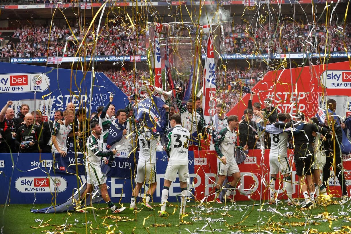 Die ­ Sunderland-Spieler feiern im Londoner Wembley-Stadion den Aufstieg in die Premier League.