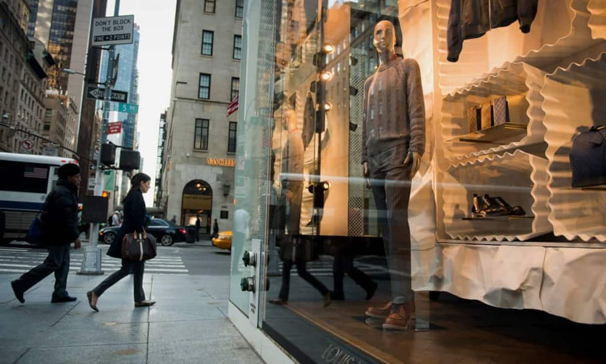 Unangefochten Nummer eins ist in diesem Jahr die Fifth Avenue in New York. Genauer: Die Upper Fifth Avenue, denn C&W hat den Nobel-Boulevard dieses Jahr erstmals zweigeteilt. Auf der New Yorker Nobelmeile zogen die Mietpreise um stolze 13,3 Prozent auf umgerechnet 2989 Franken pro Quadratmeter und Monat an - das ist weltweit derzeit einmalig.Bilder: Bloomberg/ Keystone