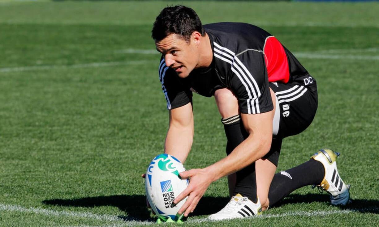 Der bestbezahlte Spieler der Neuseeländer ist Dan Carter. Nach der WM wird er zum bestbezahlten Rugby-Spieler überhaupt. Der französische Klub «Racing Metro 92» wird ihn mit 1,4 Millionen Pfund pro Jahr über die nächsten drei Jahre bezahlen. Kein anderer Spieler verdient über eine Million im Jahr. Relativiert wird dieser Mega-Verdienst durch den Vergleich mit den topverdienenden Fussballern. Cristiano Ronaldo etwa verdient weit mehr als das zwanzigfache davon.