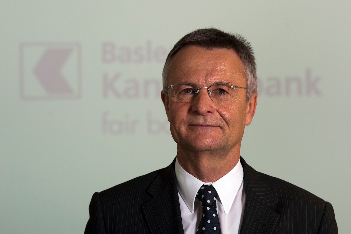 Direktionspraesident Hans Rudolf Matter an der Bilanzmedienkonferenz der Basler Kantonalbank in Basel am Donnerstag, 16. Februar 2012. Das Stammhaus Basler Kantonalbank erarbeitete im Jahr 2011 mit 79.7 Millionen Franken einen um 9.8 Prozent tieferen Jahresgewinn als im Jahr 2010. (KEYSTONE/Georgios Kefalas)