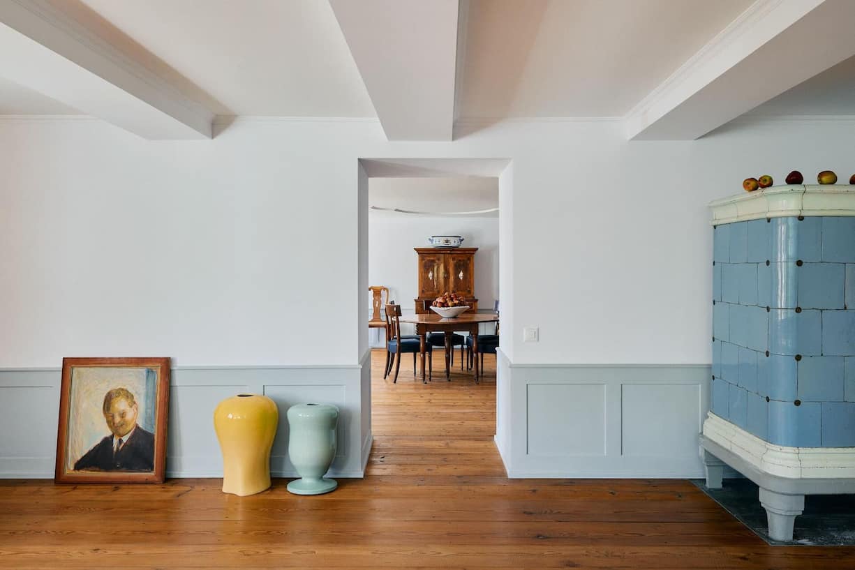 Hier weht der Hauch der Geschichte, zum Beispiel in Form des originalgetreu restaurierten Täfers und der diversen Kachelöfen.