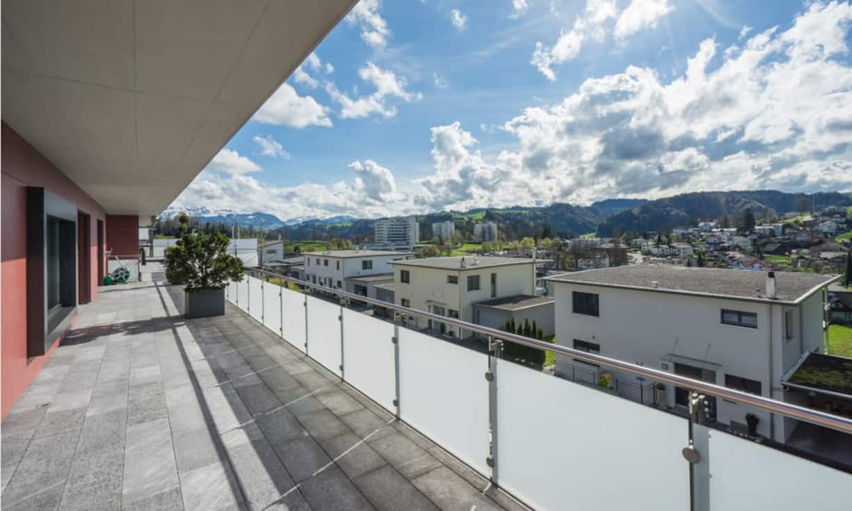 Der Besitzer hat Aussicht auf die Berge.