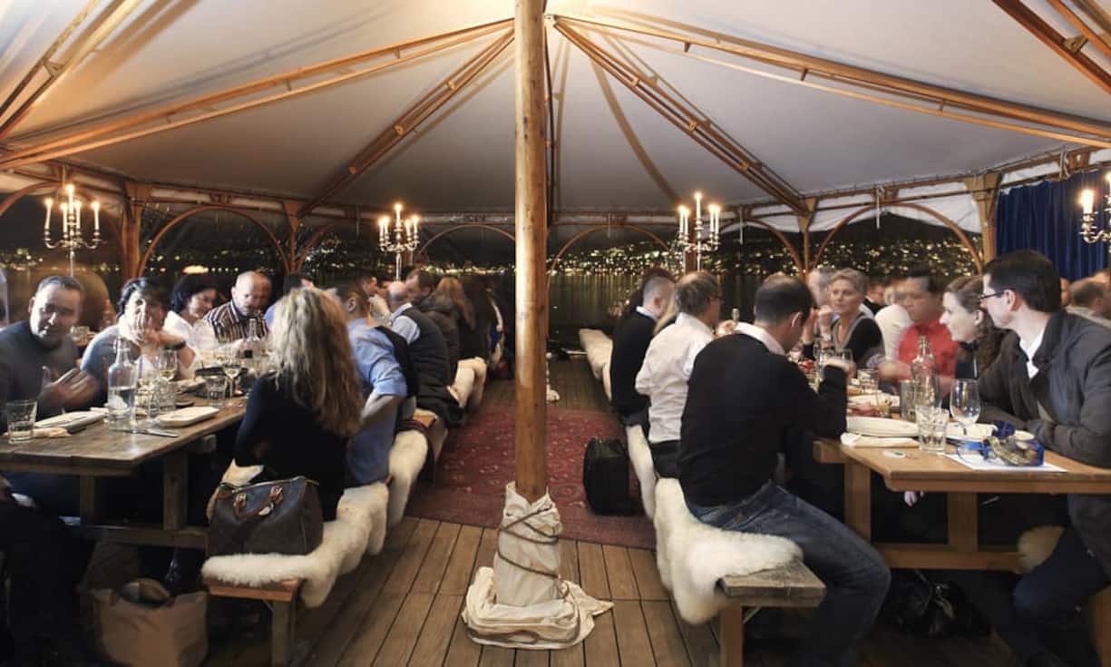 Zürich: Im Fischers Fritz auf dem Campingplatz in Wollishofen gibt es nebst Seeanstoss und Blick auf den See, verschiedenste Fisch-Knusperli, Salate und kühle Getränke. (Bild: ZVG)