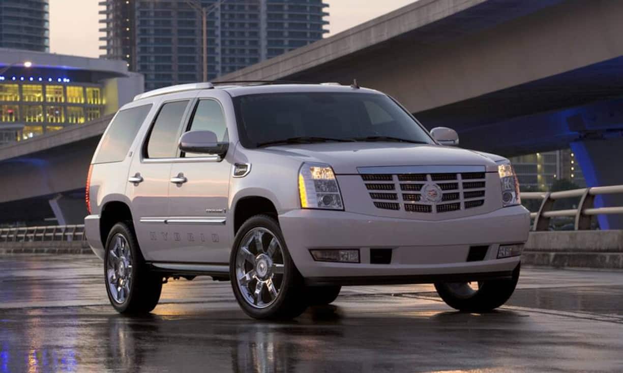 Das 5,7 Meter lange Flaggschiff feiert auf der L.A. Auto Show Premiere und wird sich in typischer Cadillac-Manier wuchtig auf dem Messeparkett präsentieren. Die neu gestaltete Frontpartie ist mit reichlich Chrom und LED-Scheinwerfern ausgestattet. Neues Leder und zum Teil offenporiges Holz aus Handarbeit werten den großen SUV luxuriös auf. Ein gigantisches Display in der Mitte des Armaturenträgers lässt sich ähnlich wie ein Tablet bedienen. (Bilder: Keystone / ZVG)