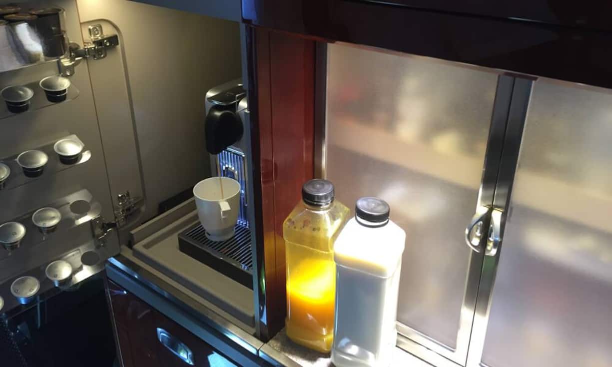 Kaffeemaschine und Kühlschrank – im kleinen Korridor zwischen Cockpit und Passagierraum.