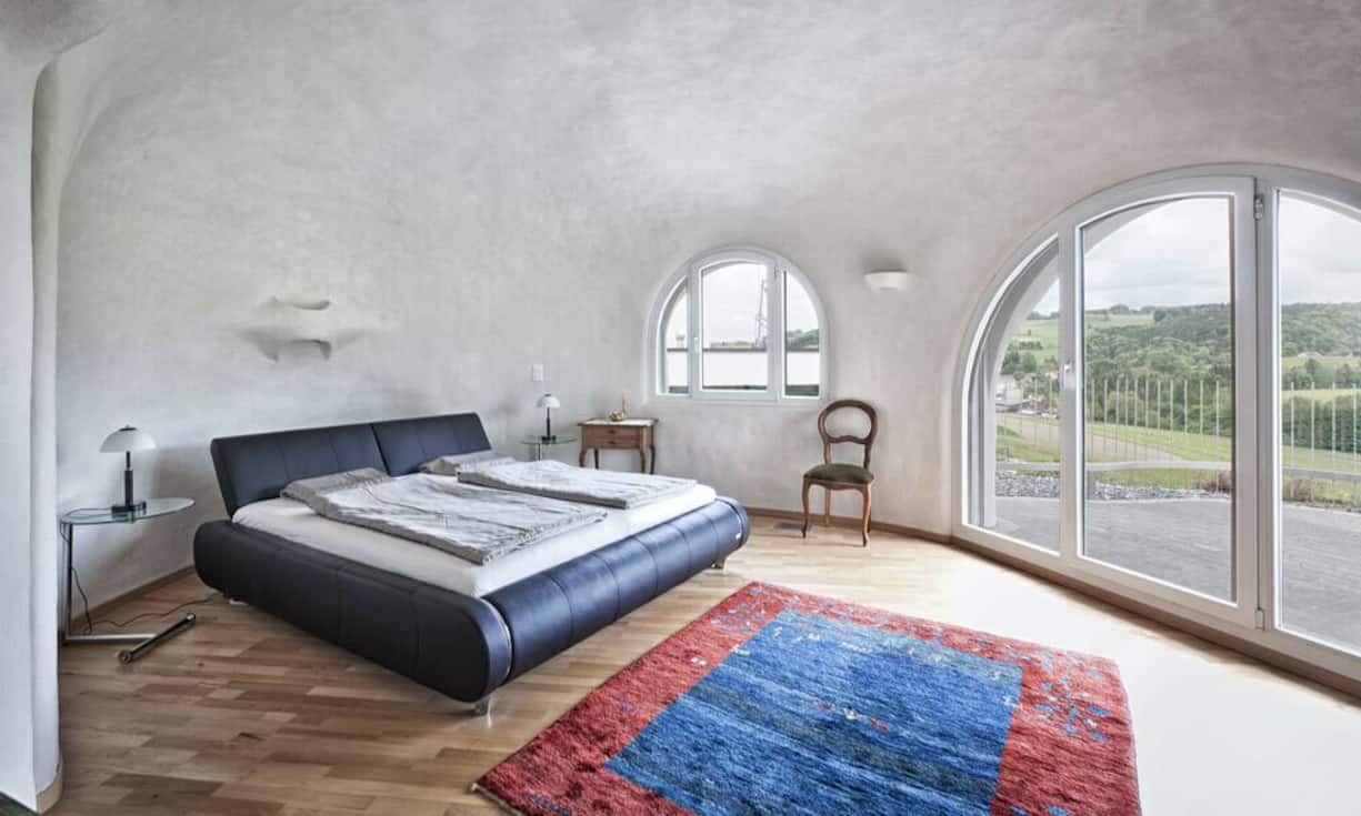 Das obere Geschoss kann man über Treppe oder Lift erreichen. Das Schlafzimmer ist verbunden...