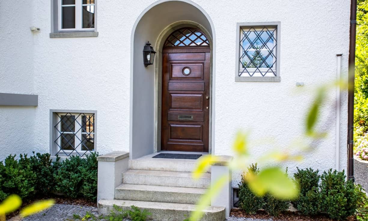 Neben dem gepflegten Garten überzeugt die Küche mit Steamer, Mikrowelle, Glaskeramik und Grill. Die Zimmer sind teilweise mit Parkett oder Teppich ausgestattet.