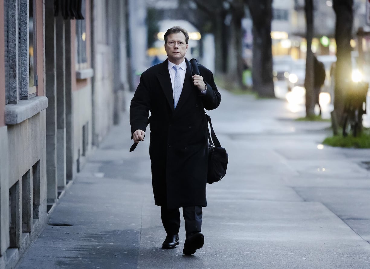 Staatsanwalt Marc Jean-Richard-dit-Bressel beim Gang zum Gericht im Januar 2022. Hat er zu Unrecht seine Anklage einem externen Experten vorgelegt?