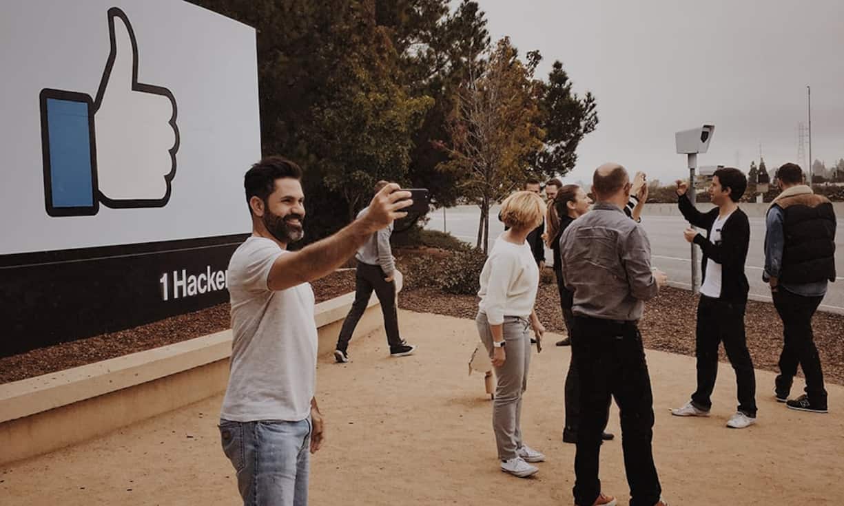 Selfie mit dem Daumen: Sonst kriegen Besucher am Facebook-Hauptsitz leider eher wenig Spannendes zu sehen. Bilder:Philipp Albrecht