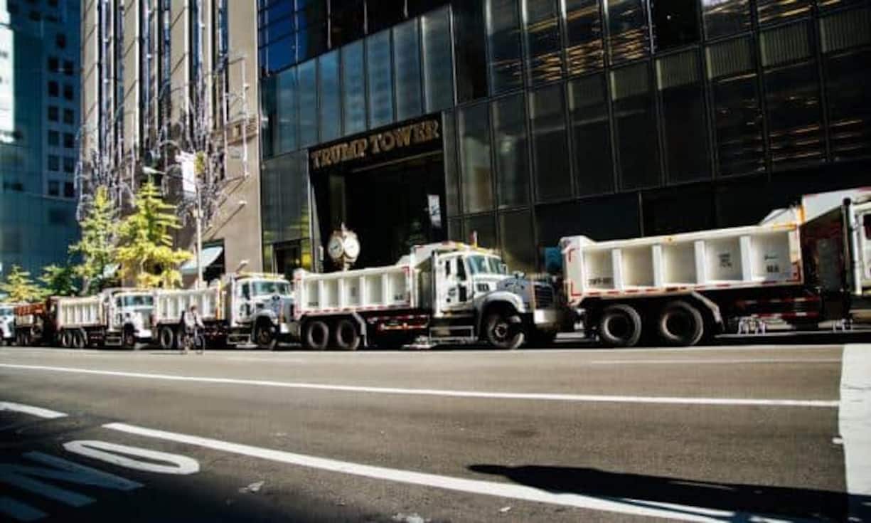 Sicherheitsvorkehrungen: Wagen der Müllabfuhr beladen mit Sand blockieren den Eingang zum Trump Tower in Manhattan.
