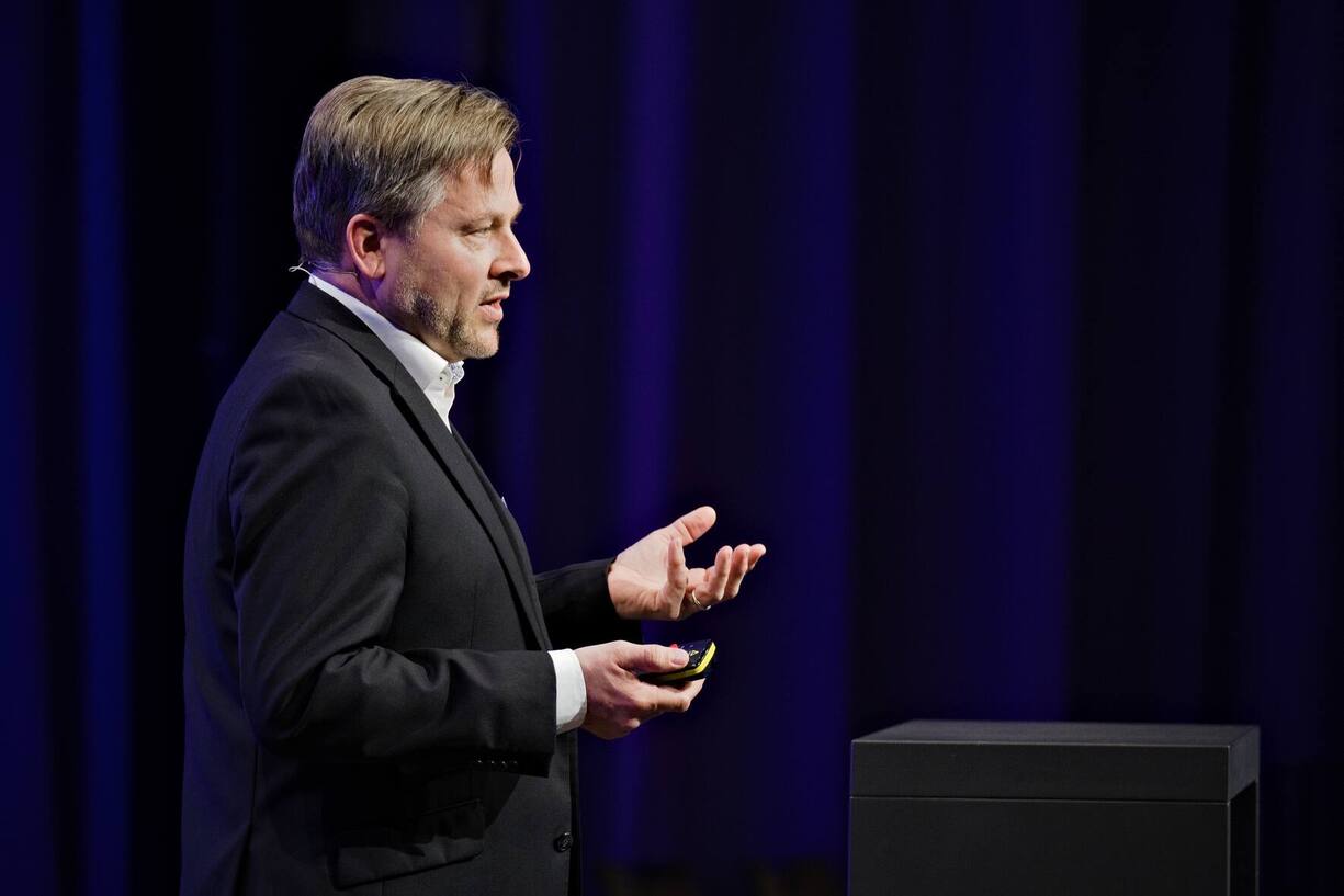 Uwe Kissmann, Managing Director Cyber Strategy & Cyber Risk Services, Accenture EMEA spricht über das Hacken von Flugzeugen, Spitälern, Herzschrittmachern etc.