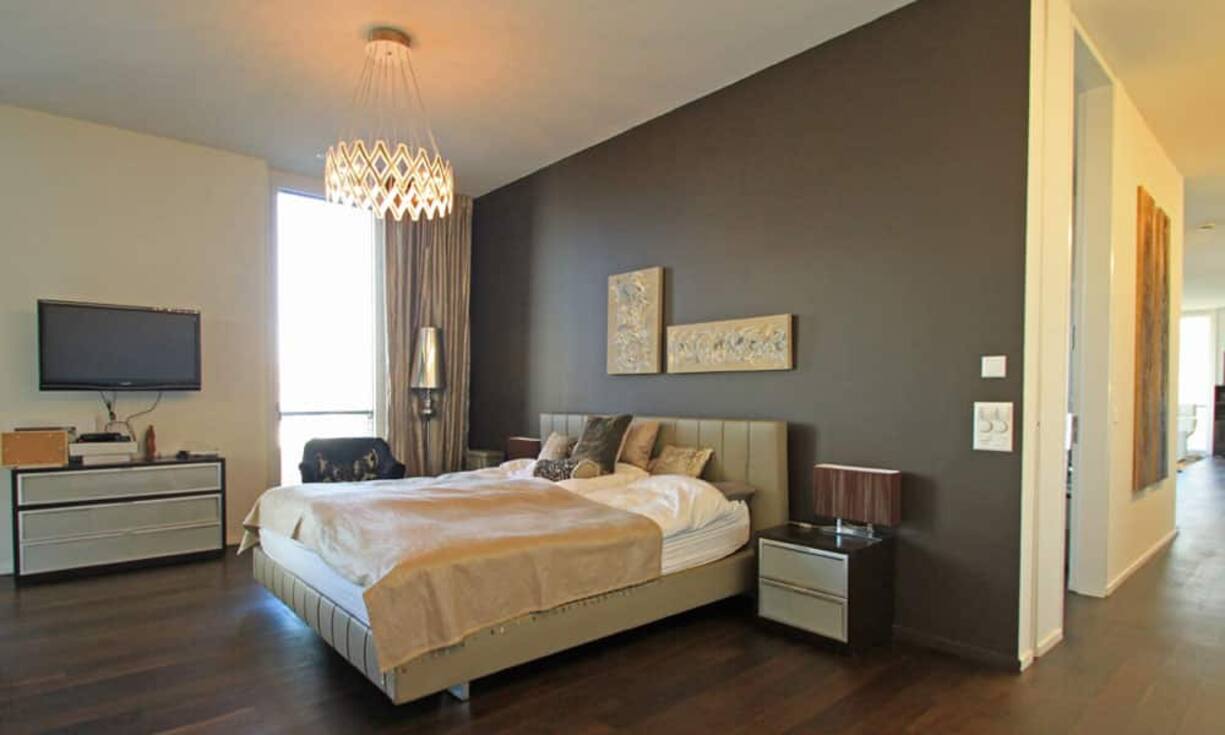 Master-Suite mit eingebauter Ankleide sowie einem grossem anliegendem Badezimmer.