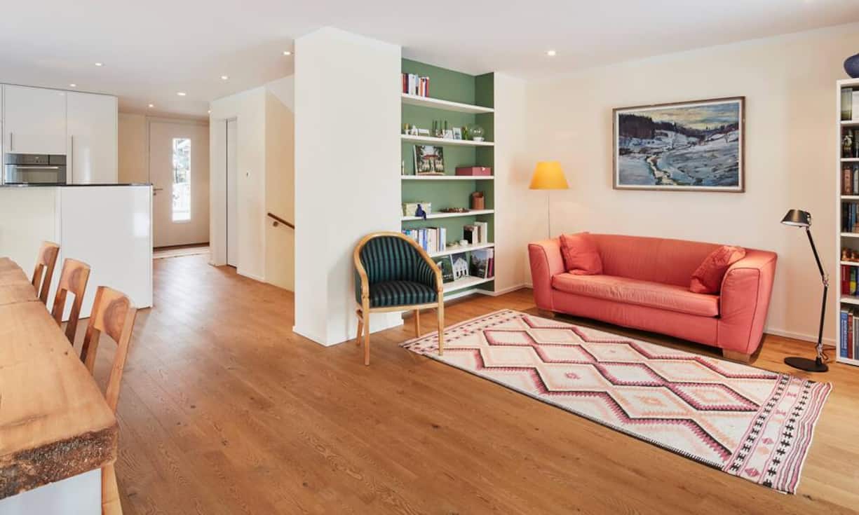 ...welcher mit seinen raumhohen Fenstern und der heimeligen Atmosphäre überzeugt.