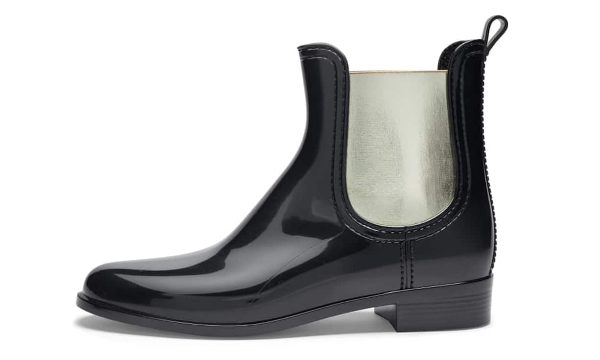 Glänzend: Navyboot
Dank elastischem Schaft in metallic-look sind diese Gummistiefeletten ein modisches Statement. Auch in mehreren Farben erhältlich. Preis 119