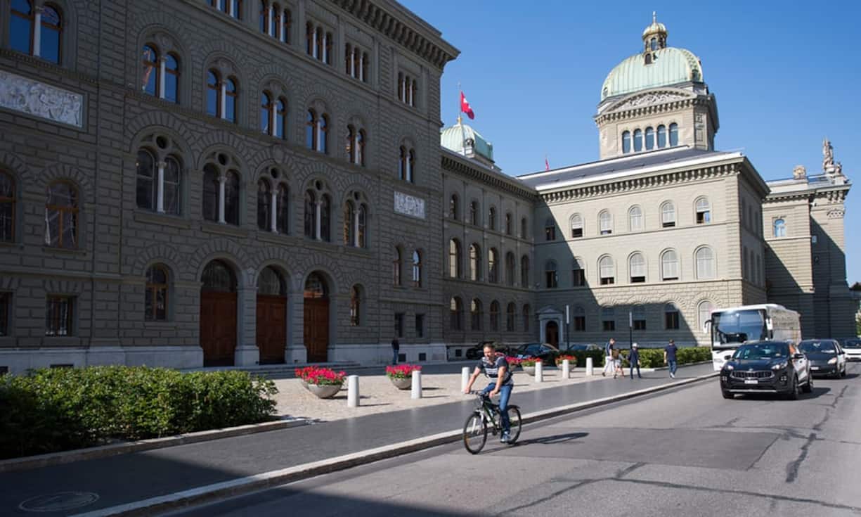 Mit ihrem Lohn am zufriedensten sind die Mitarbeiter in Bern. Die Bundesstadt, der Hauptsitz diverser bundesnaher Betriebe, belegt mit einem Wert von 3,7 den ersten Platz. Doch das ist noch nicht alles…