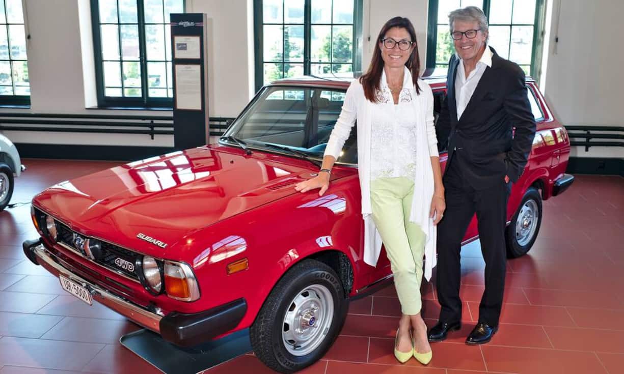 Mari Russi, Unternehmerin;
Bernhard Russi, Ski-Legende und Unternehmer;
posieren vor einem der ersten in der Schweiz angebotenen Subaru